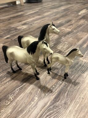 1960s Hartland model horses, 7 inch Arabian Family in grey